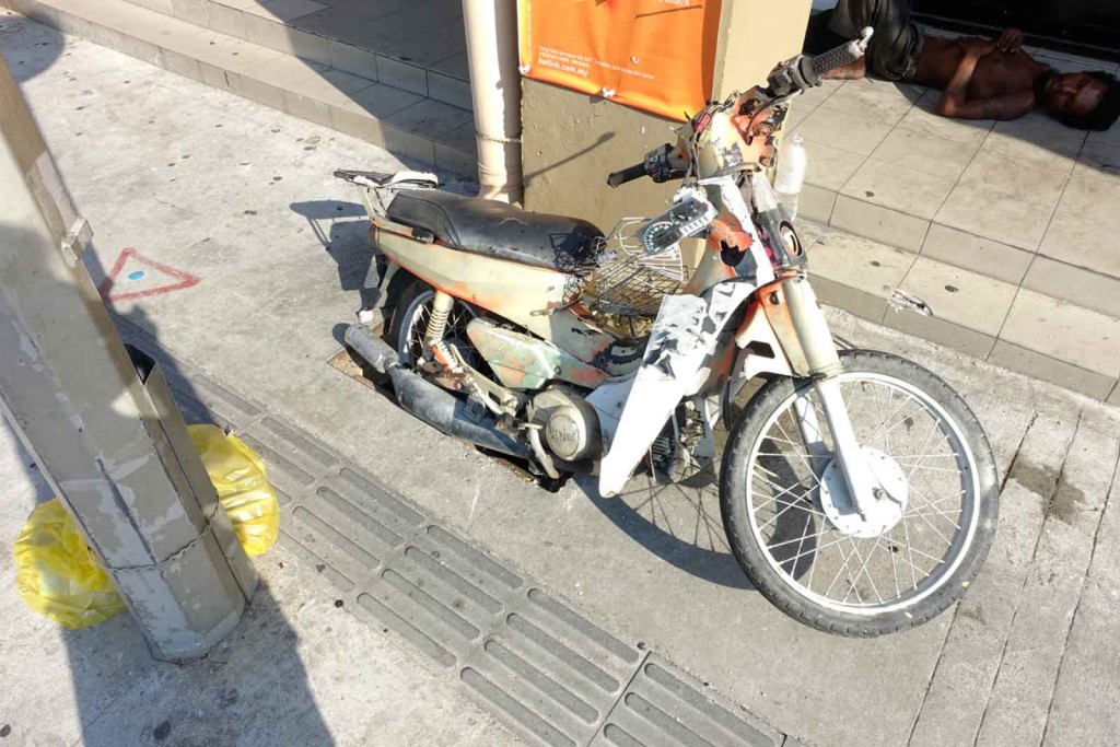 Motorrad und Bettler