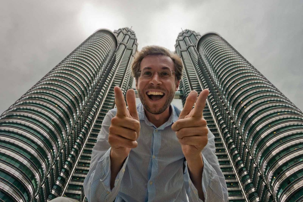 Christian vor den Twin-Towers. Bei dem Foto war ich das erste mal froh, dass meine Kamera auch Rohdaten ausspucken kann.  Das wäre sonst bei den Beleuchtungsverhältnissen nix geworden.