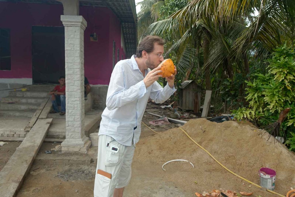 Trinken aus der Kokosnuss