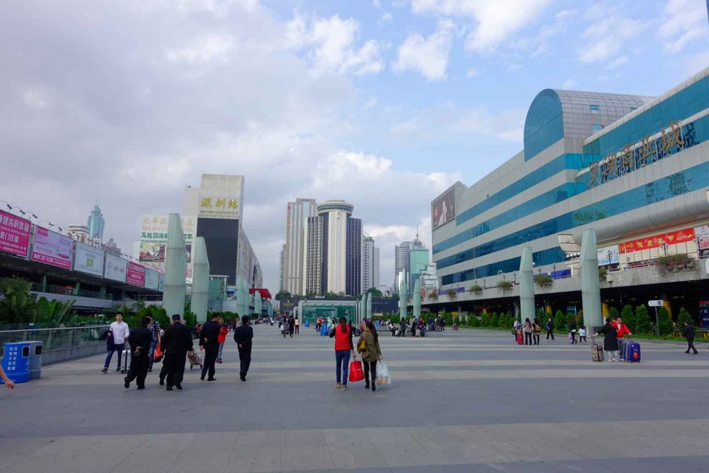 Blick heraus aus dem Bahnhof in Shenzhen