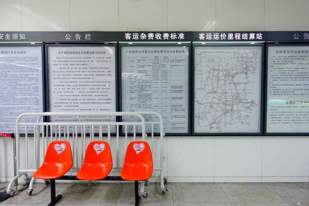 Chinesische Hinweisschilder in der U-Bahn