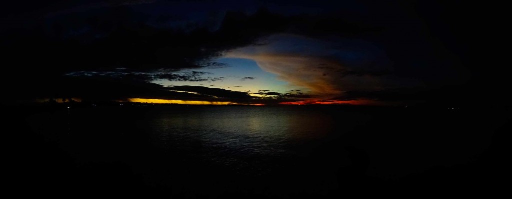 Strandpanorama bei Nadi zur Dämmerung