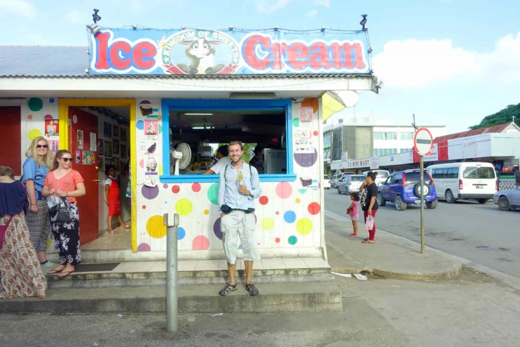 Ich vorm Eis-Creme-Stand auf Tonga