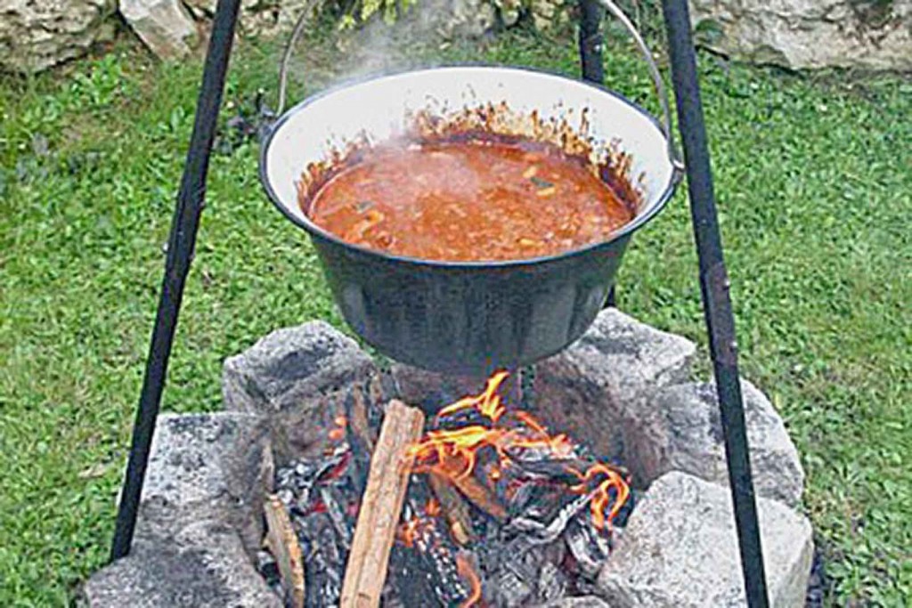 Gulasch-Topf überm Lagerfeuer